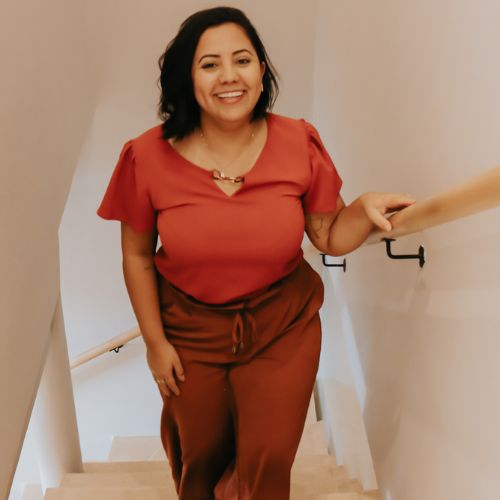 Psicóloga sorrindo em sessão de atendimento